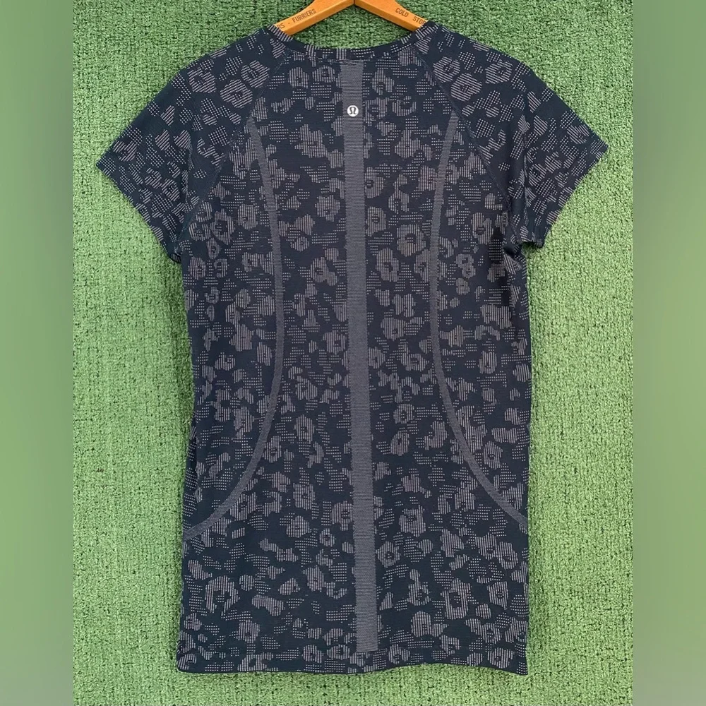 Lululemon Swiftly Tech Navy Blue Dapple Floral Short Sleeve Shirt Women’s SZ 12 - Picture 5 of 6